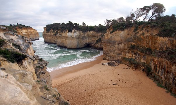 A small beach in the Loch Ard Gorge area. It was named after the ship which wrecked here in 1878.