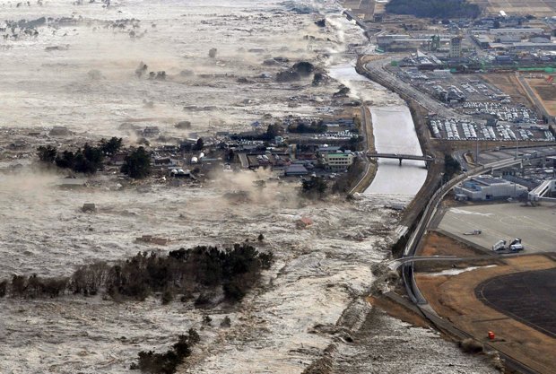 how tsunamis form