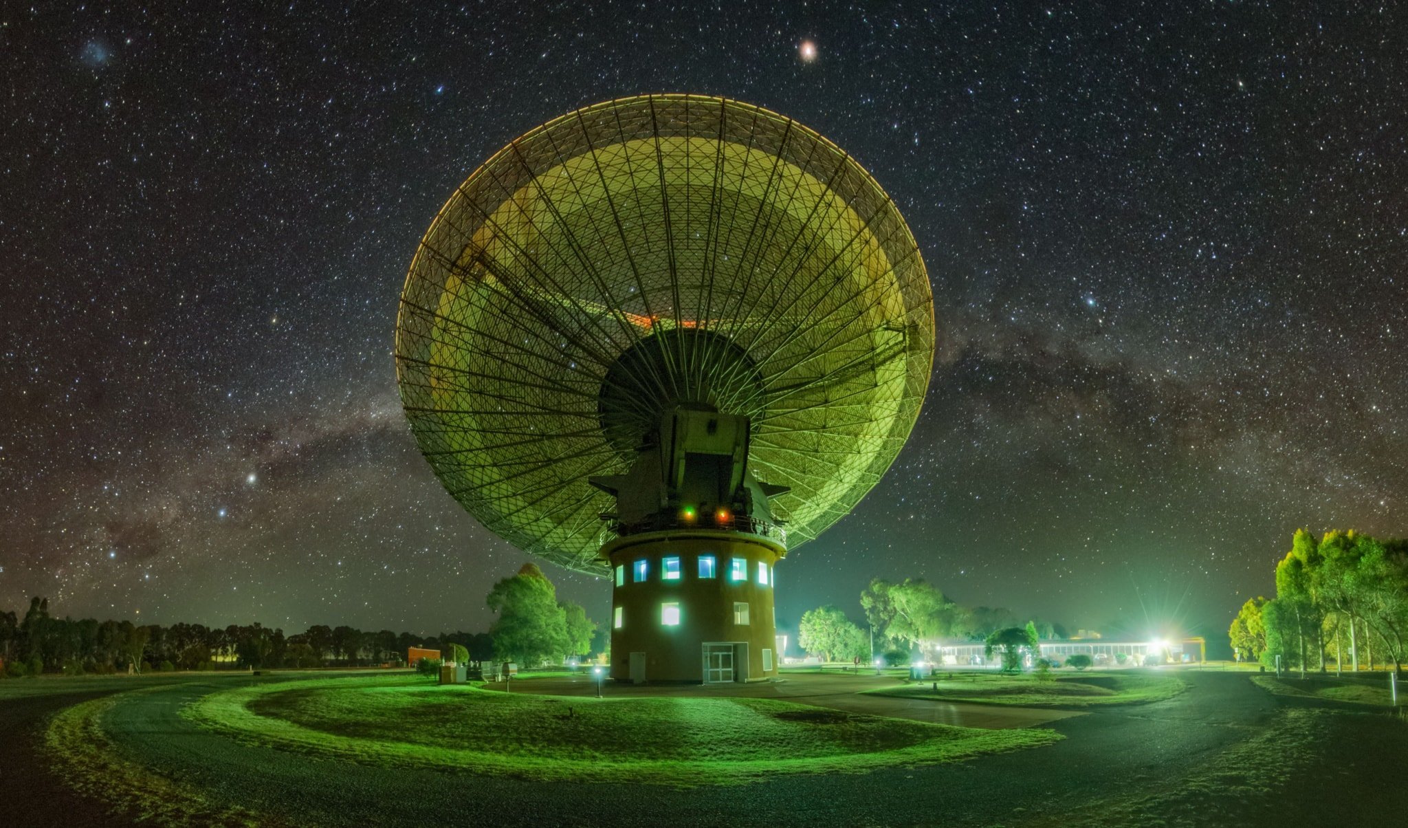 CSIRO Parkes Radio Telescope night time
