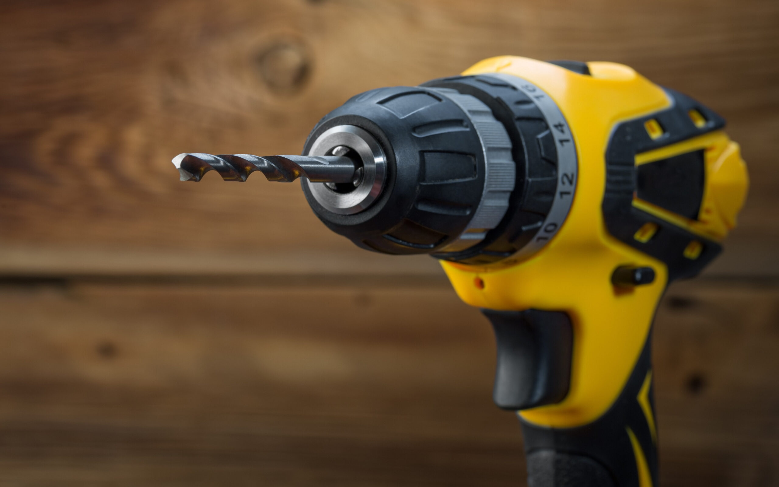 Перфоратор дерево. Дрель-шуруповерт hoto Brushless Drill professional. DEWALT dcd716. Отвертка шуруповерт Дензел 3 и 6. Сверление металла дрелью.