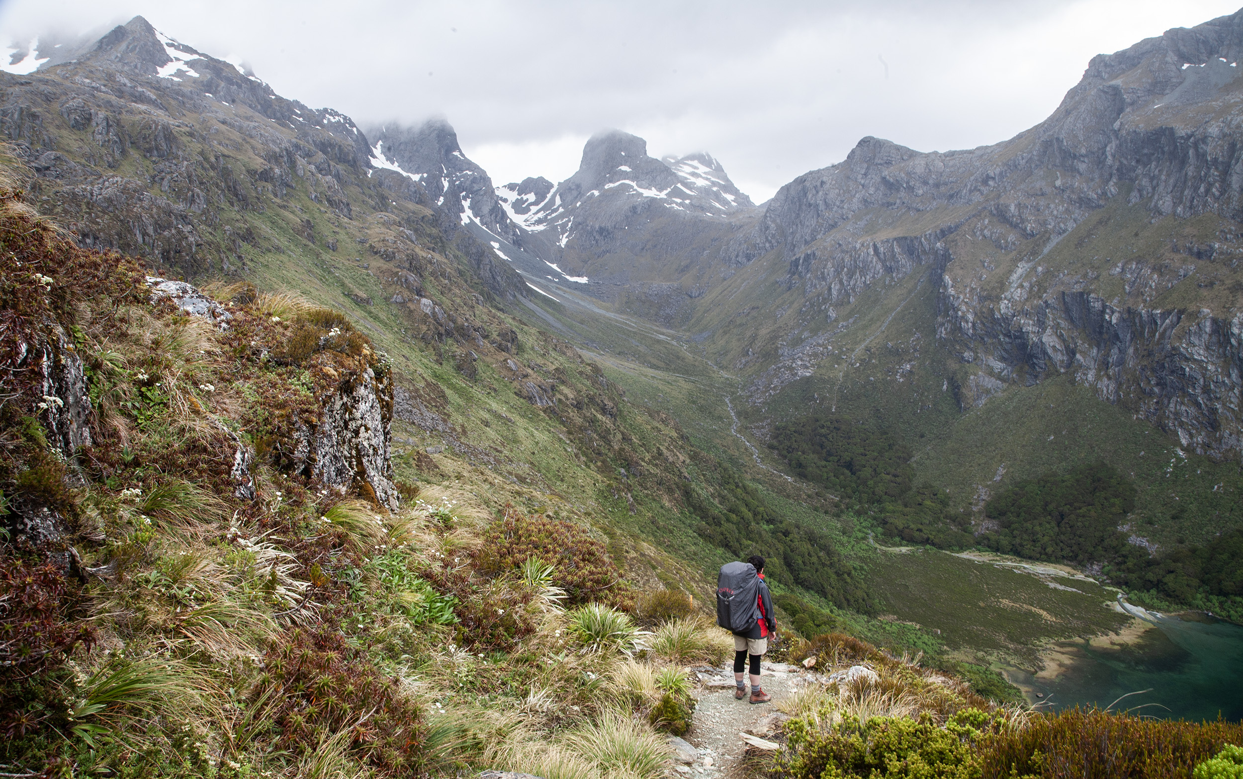 Image for article: Guided vs unguided hiking: Follow the leader or go your own way?