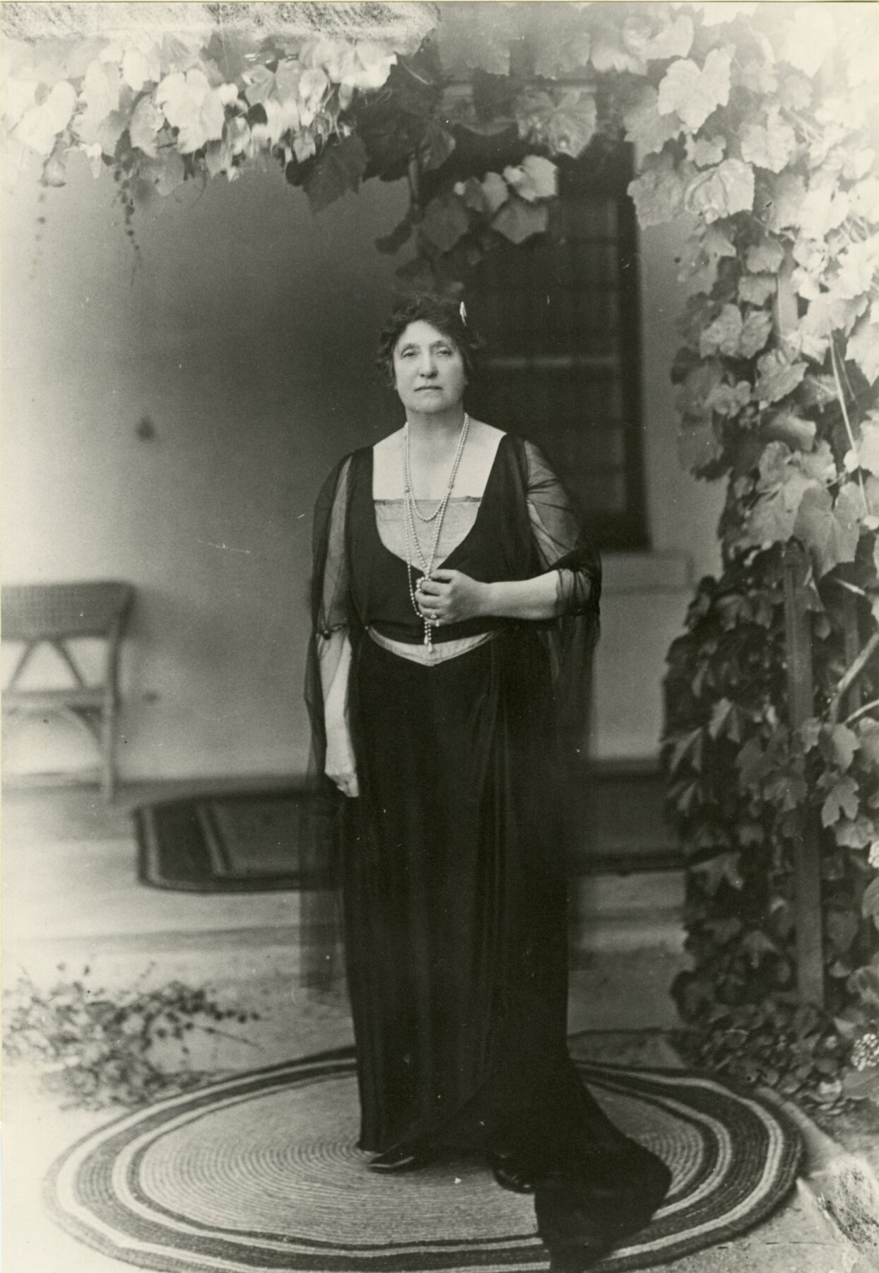 Nellie Melba at Coombe Cottage, Coldstream, c1915